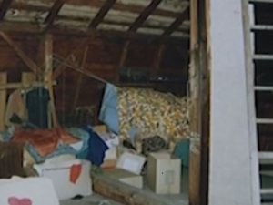 Oběšená s nožem v srdci. Podivná sebevražda v Kostelci vyvolává otázky do dnes