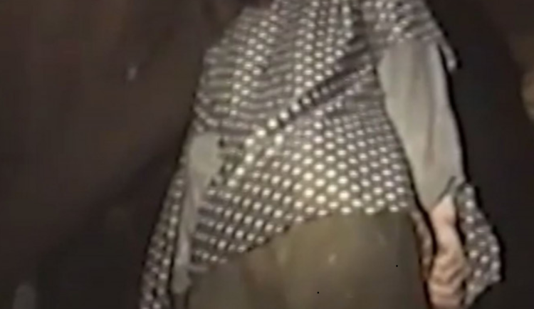 Oběšená s nožem v srdci. Podivná sebevražda v Kostelci vyvolává otázky do dnes