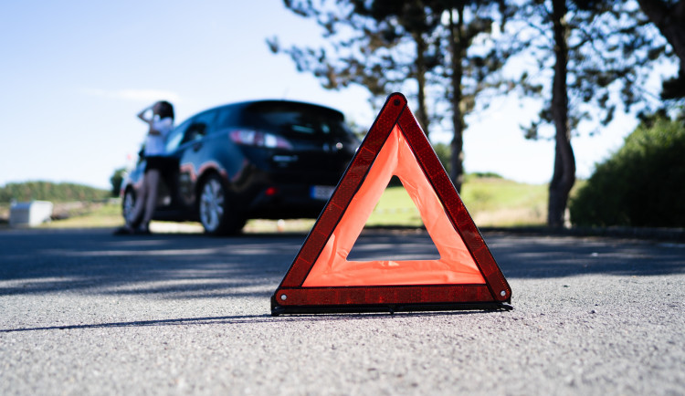 V Janských Lázních zemřel muž pod pásy rolby. Podle policie zřejmě pracovní úraz