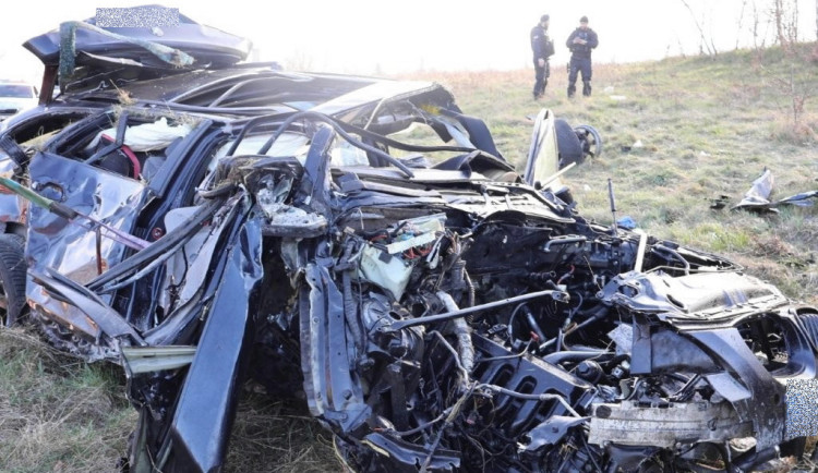 Narozeninový zázrak pro řidiče BMW. Bouračku, po které z jeho auta zůstala jen hromada plechu, přežil