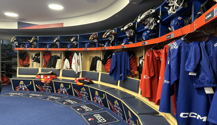 Přípravy hokejového mistrovství vrcholí. V kabině Budvar arény už logo Motoru nenajdete