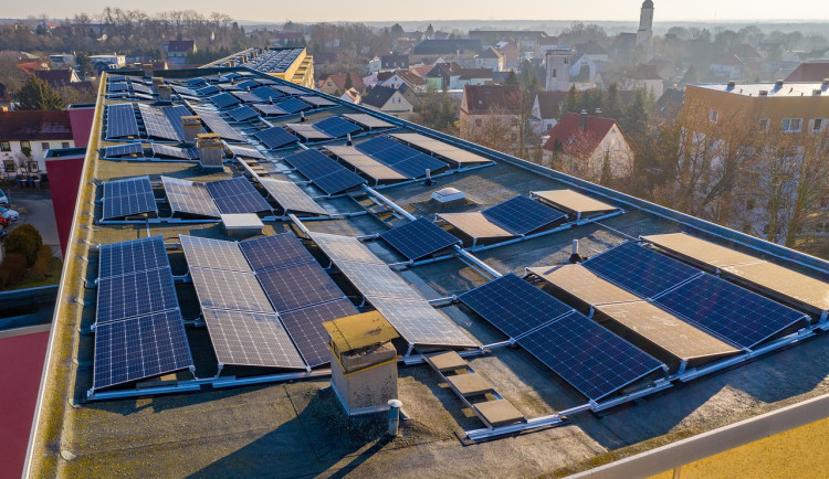 Liberecký kraj pokračuje v instalaci fotovoltaických elektráren. Dvě nové vzniknou na střechách středních škol