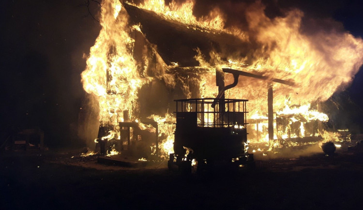 V Zahrádkách na Českolipsku shořela v noci zahradní chatka, příčina požáru se vyšetřuje