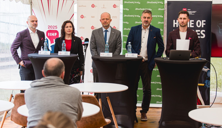 Na hokejové mistrovství žen je prodáno téměř 100 tisíc vstupenek. Zapíše se mezi nejlepší v historii