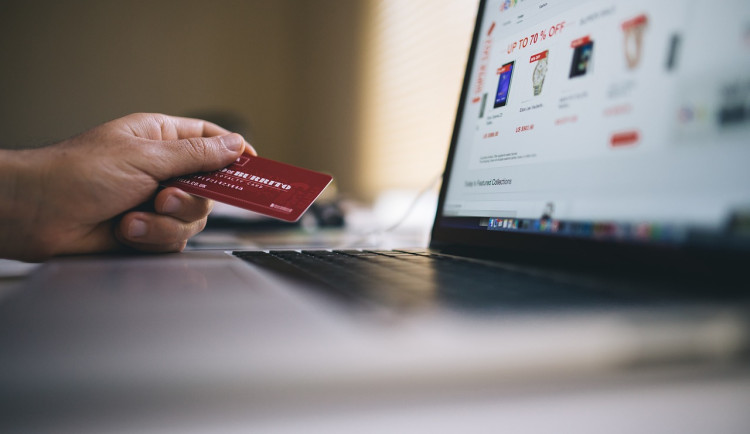 Růst maloobchodních tržeb v únoru 2025: Vedou internetové obchody a prodej pohonných hmot