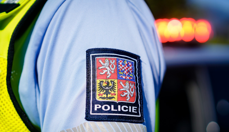 Opilý muž na čerpací stanici měl otevřenou zlomeninu a krvácel, první pomoc mu poskytli policisté