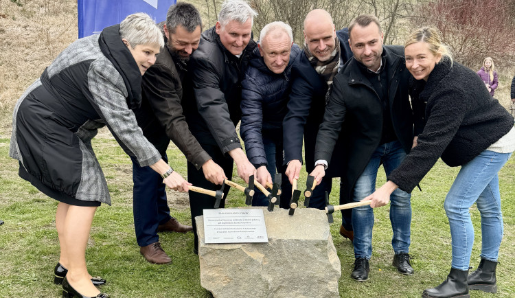 V Českém Krumlově začala stavba domova mládeže a jídelny. Náklady jsou 365 milionů korun