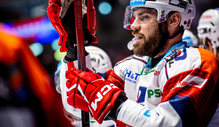 Hokejisté Pardubic porazili Hradec Králové 2:0 a jsou výhru od finále