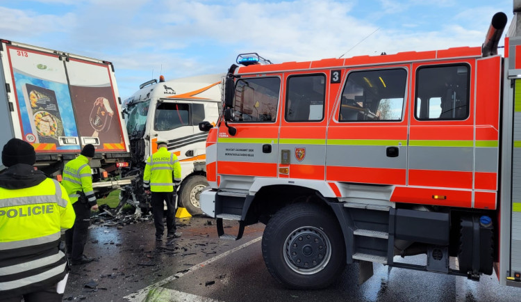 Ranní nehoda v Dobré u Frýdku-Místku skončila tragicky. Řidička nepřežila srážku s náklaďákem