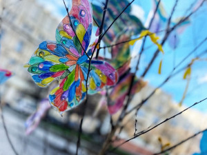 Hradecké Masarykovo náměstí ožilo jarními májkami a dětskou fantazií