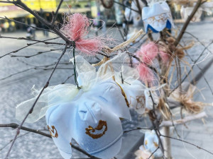 Hradecké Masarykovo náměstí ožilo jarními májkami a dětskou fantazií