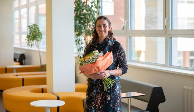 Děkanka UHK Alena Myslivcová čelí obžalobě. Měla vynášet informace o zakázkách