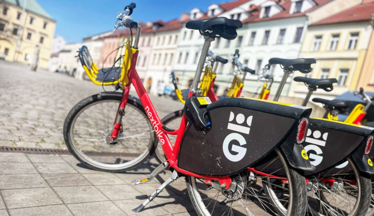 Hradec má 13 nových stanic na sdílená kola. Na své si přijdou v Plotištích i Pileticích