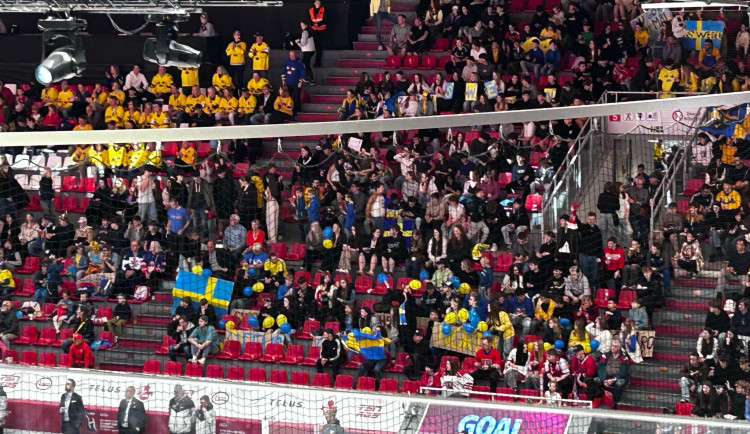 Muž kvůli vlajce zahraničního týmu nadával školákům, kteří šli na hokejový zápas. Zadržela ho policie