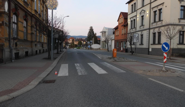 Policie hledá řidiče tmavě zeleného Golfu, který na přechodu srazil chodce a ujel