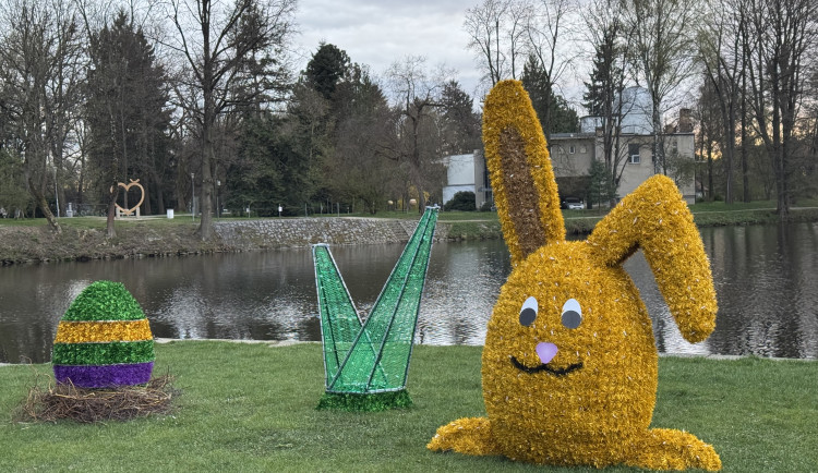 Milá dekorace nebo kýč? Město do ulic instalovalo velikonoční výzdobu, názory na ni jsou různé