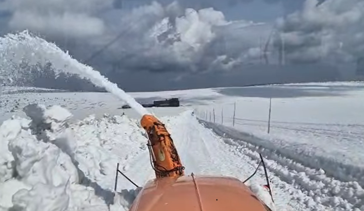 Rolba prorazila sněhovou bariéru k Luční boudě. Místy měřila šest metrů