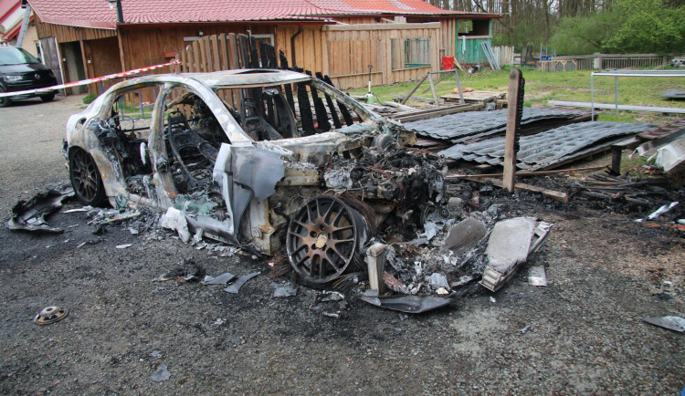 V Týništi nad Orlicí lehlo popelem Porsche. Podle policie šlo o úmysl