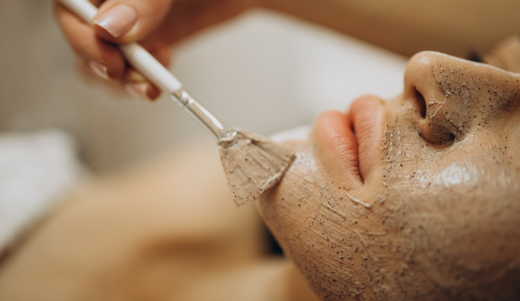Od peelingu po parfém: jarní rituály pro krásnější já
