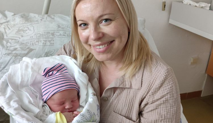 Do porodnice to rodiče už nestihli. Filípek se narodil v dopravní špičce u Hlučína, pomohli policisté