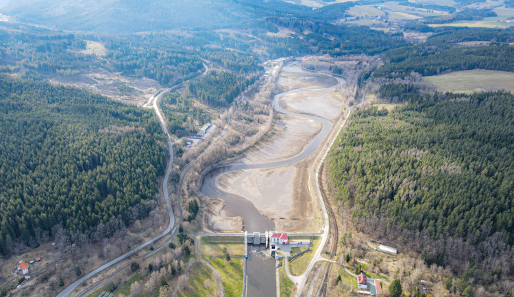 Kvůli výměně česlí na Lipně II se Vltava krátce vrátila do původního koryta
