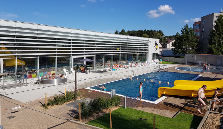 Bazén v Nové Pace bude do září zavřený, stavbaři opravují špatné izolace