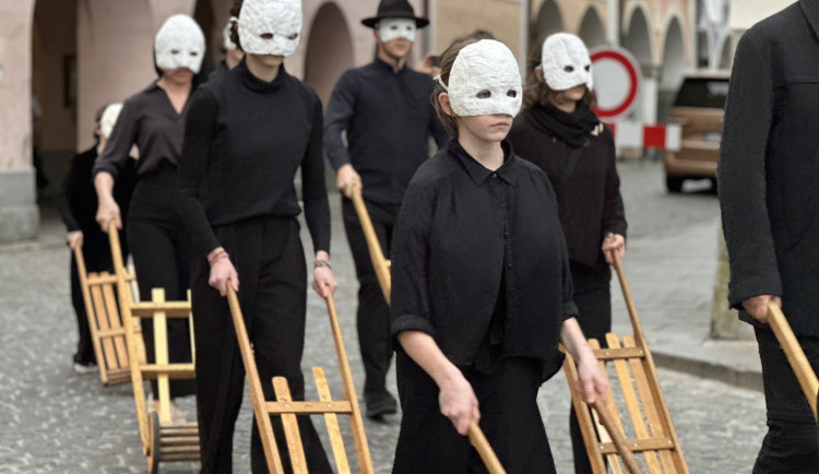 Velikonoční hrkání je po roční pauze opět zpět. První letošní průvod přišly podpořit desítky lidí