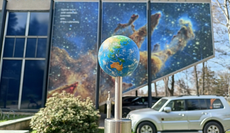 Země je zpátky. Sluneční soustava před budějovickým planetáriem je opět kompletní