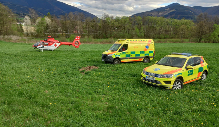Na Čeladné se v neděli vysekal cyklista. Nezvládl jízdu z kopce a narazil do stromu