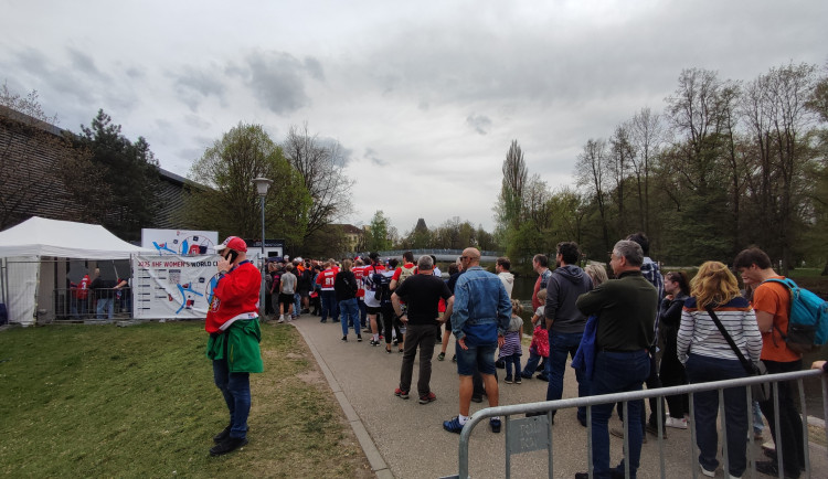 Hokejové mistrovství žen narušila zpráva o bombě v hotelu, šlo o planý poplach