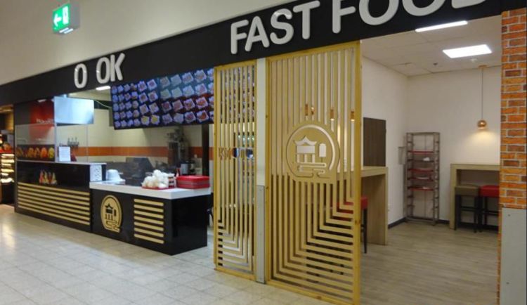 Inspektoři zavřeli asijskou restauraci v Liberci, kde myli nádobí bez teplé vody