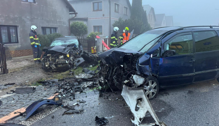 Dopravní nehoda u Holohlav na Královéhradecku ráno uzavřela silnici I/33