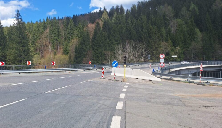 Na silnici číslo 10 u Kořenova opravují silničáři most přes Jizeru