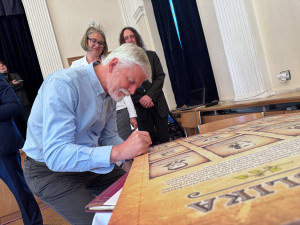 Prezident Pavel nakrmil hrochy a odpovídal na otázky studentů