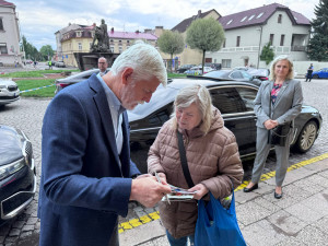 Prezident Pavel nakrmil hrochy a odpovídal na otázky studentů