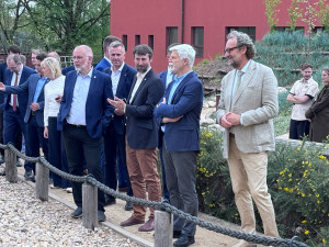 Prezident Pavel nakrmil hrochy a odpovídal na otázky studentů