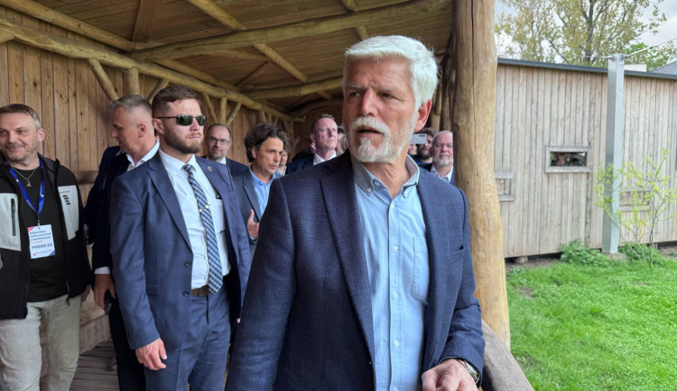 Prezident Pavel nakrmil hrochy a odpovídal na otázky studentů