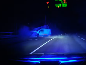 Muž se úmyslně srazil s protijedoucím vozidlem. Je obviněn z pokusu o vraždu