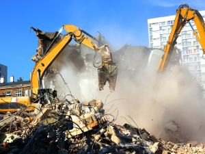 V centru Deštného v Orlických horách začala demolice národního domu