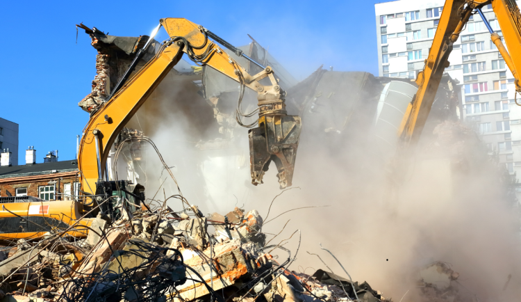 V centru Deštného v Orlických horách začala demolice národního domu
