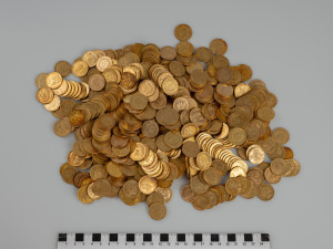 Dva turisté na Trutnovsku našli zlatý poklad. Odevzdali ho do muzea