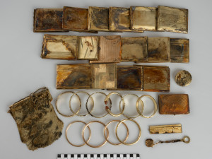 Dva turisté na Trutnovsku našli zlatý poklad. Odevzdali ho do muzea