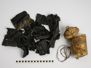 Dva turisté na Trutnovsku našli zlatý poklad. Odevzdali ho do muzea