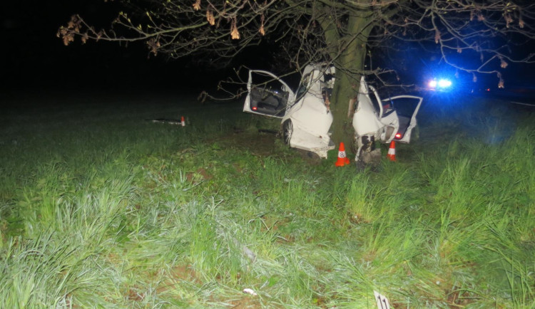 Při havárii auta zemřel u Dobrušky 19letý spolujezdec. Auto mělo smyk
