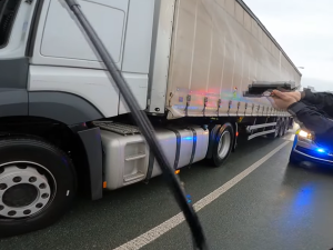 Řidič kamionu pod vlivem nechtěl zastavit. Pomohla až namířená zbraň
