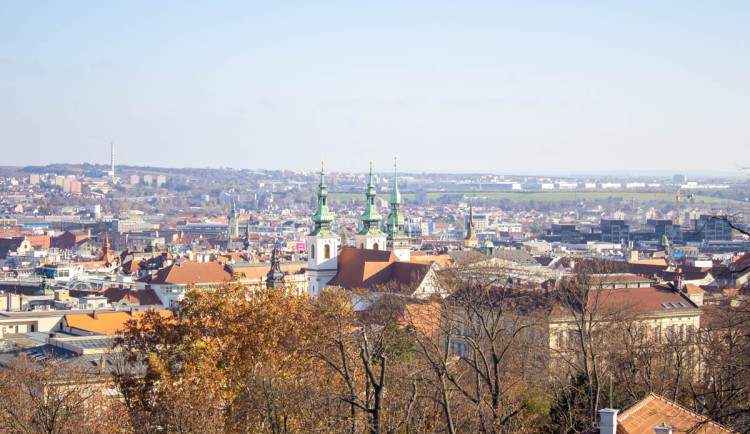 V ulicích Brna se procházel nahý muž. Jdu se opalovat na nudapláž, vysvětloval