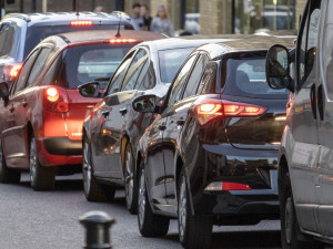 Dopravu v Trutnově čeká komplikace: Jednosměrný provoz mezi kruháči u kina a Lidlu