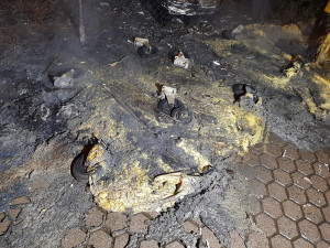 Z kontejneru zbyla jen seškvařená placka. Muž z Náchoda je obviněn ze žhářství