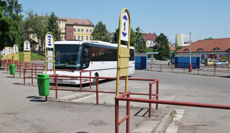 Dvůr Králové začne s opravou autobusového nádraží. Nejprve ale obnoví kanalizaci