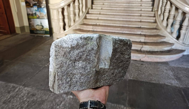 Z věže frýdlantské radnice se odlomila část římsy, dopadla na náměstí